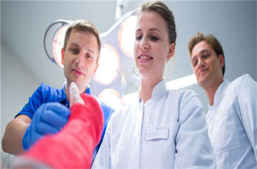 愛手術、愛開藥的德國醫生